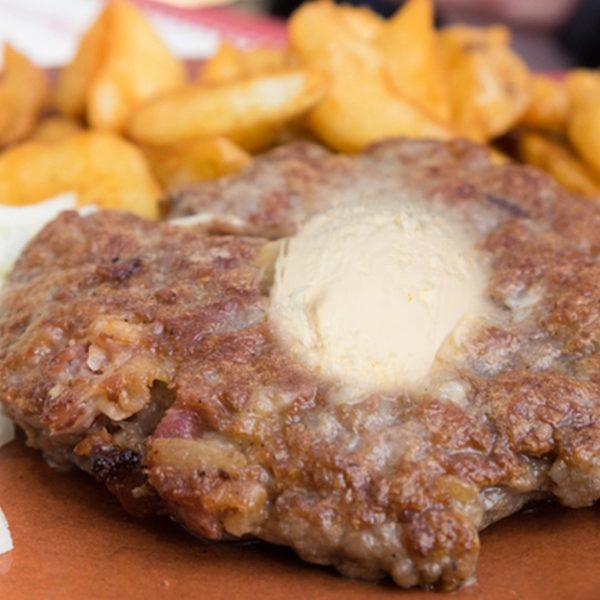 Pljeskavica mit Pommes und Kajmak